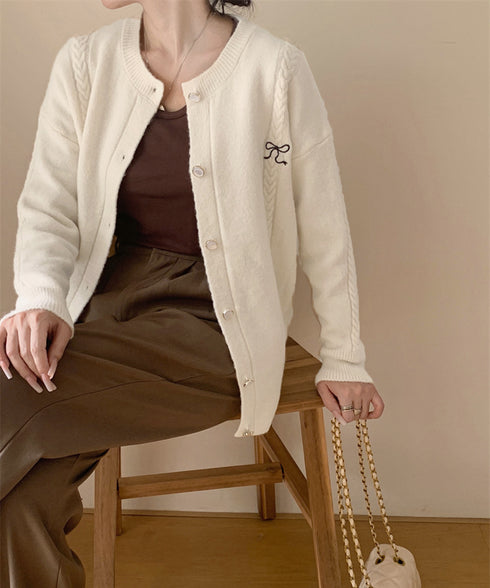 リボンワンポイントニットカーディガン秋冬 レディース パール調ボタン ニットトップス 長袖 ニットアウター クルーネック セーター 韓国風 ベーシック ニット羽織 2HUANYI-001